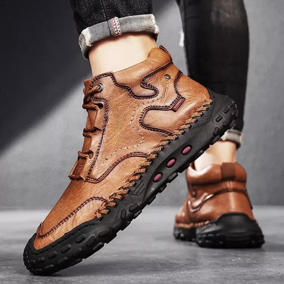 Botas de montaña de piel cosida