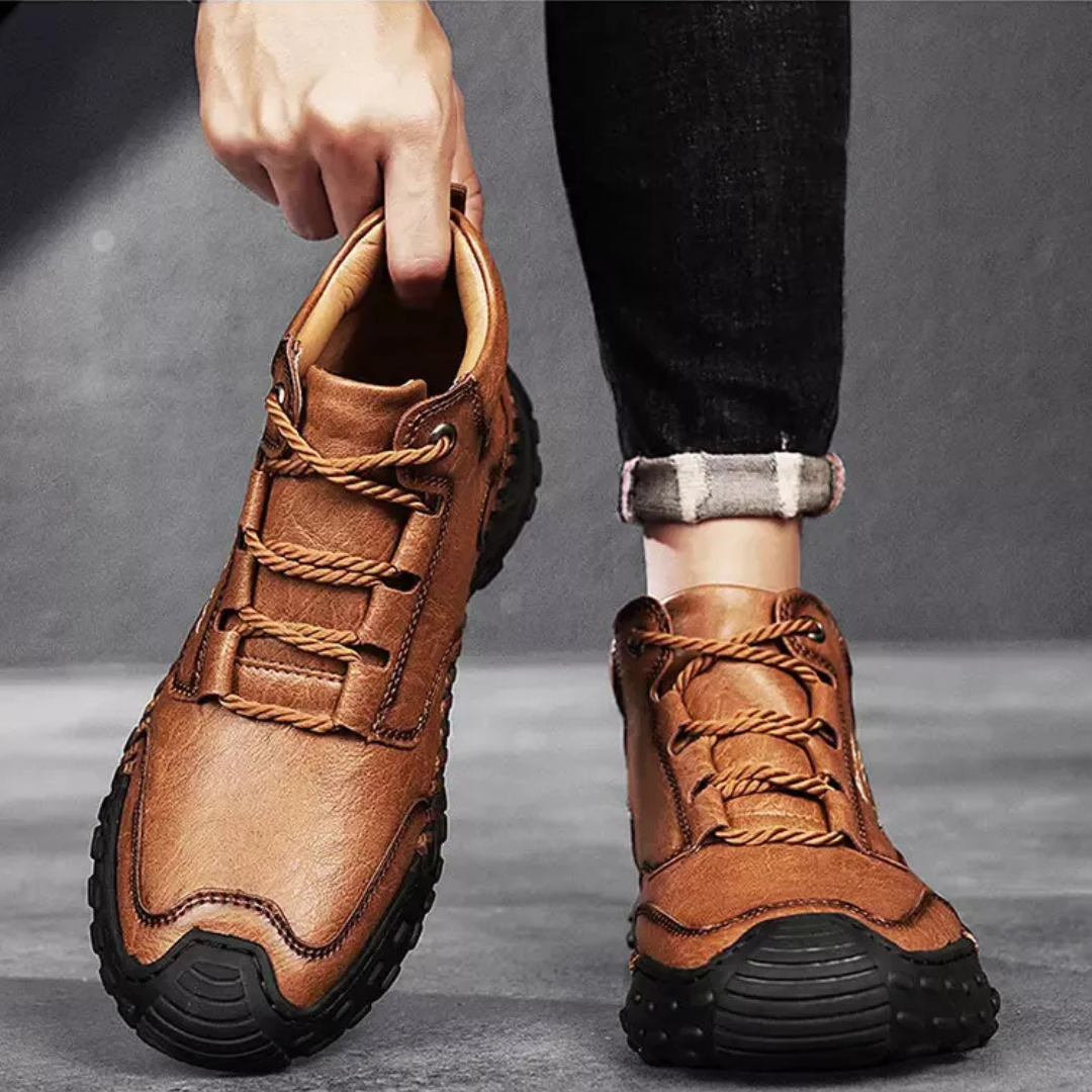 Botas de montaña de piel cosida