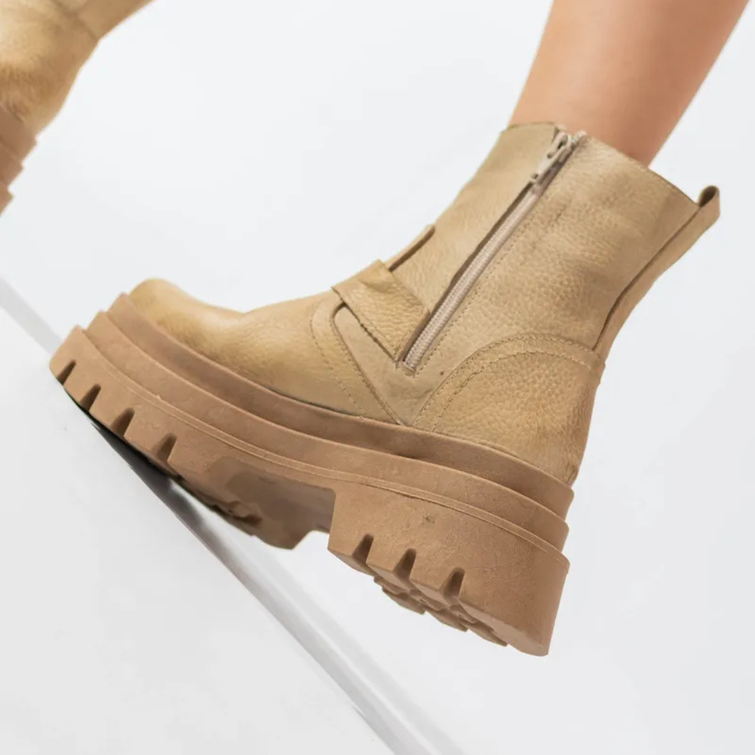Botas de cuero para mujer con tacon bajo y hebilla decorativa